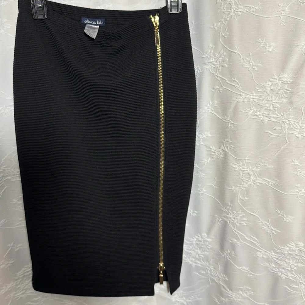 Olivia blu pencil skirt black and with chunky gold zipper accent.‎